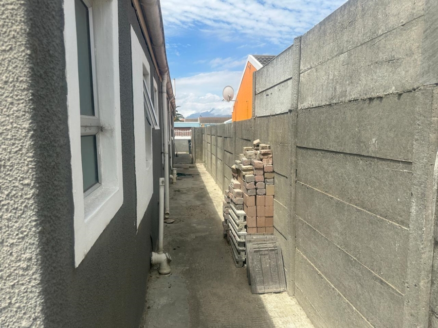 4 Bedroom Property for Sale in Electric City Western Cape